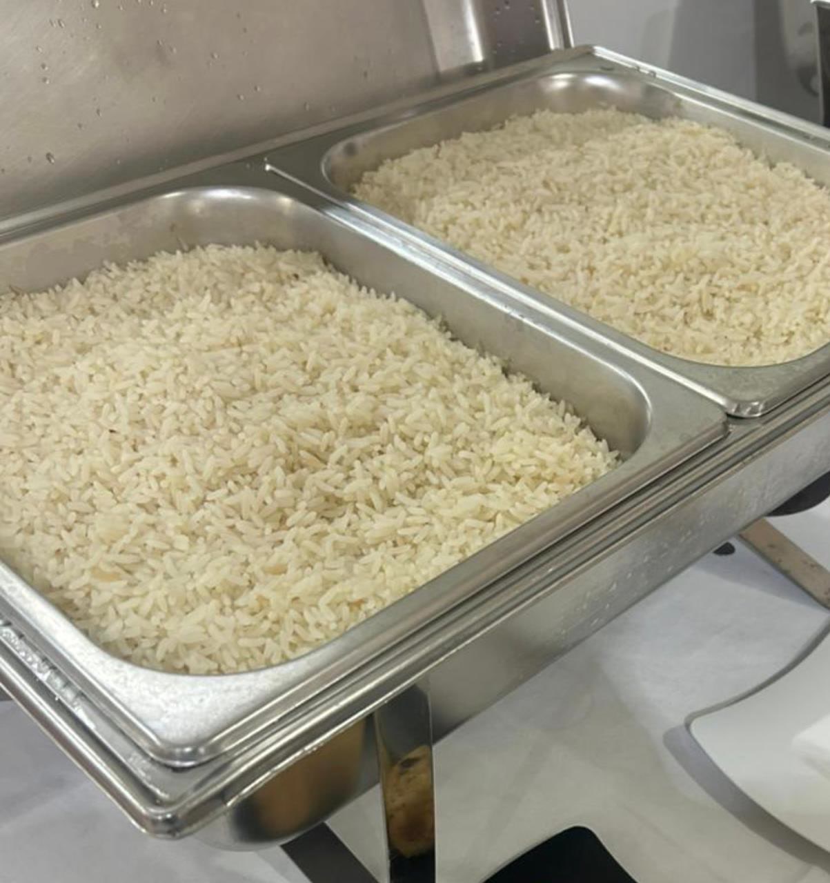 Arroz branco no rechaud