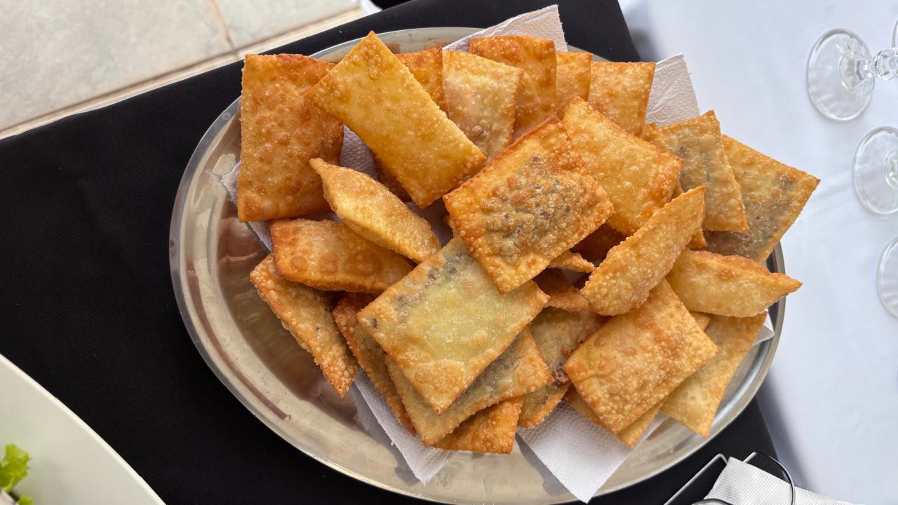 Pastel de carne e queijo